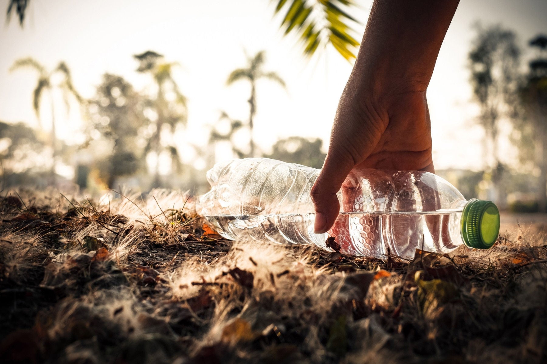 Hand mit einer Flasche